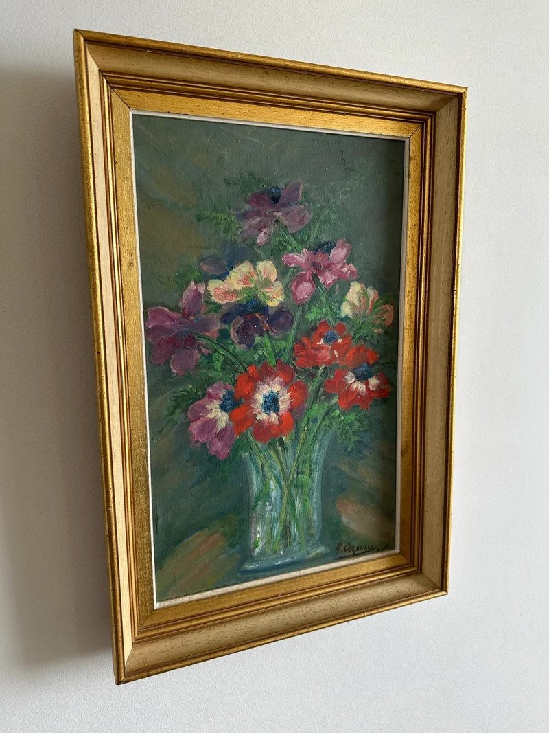 Bouquet de fleurs rouges violettes et rose pâle dans un vase cadre profond