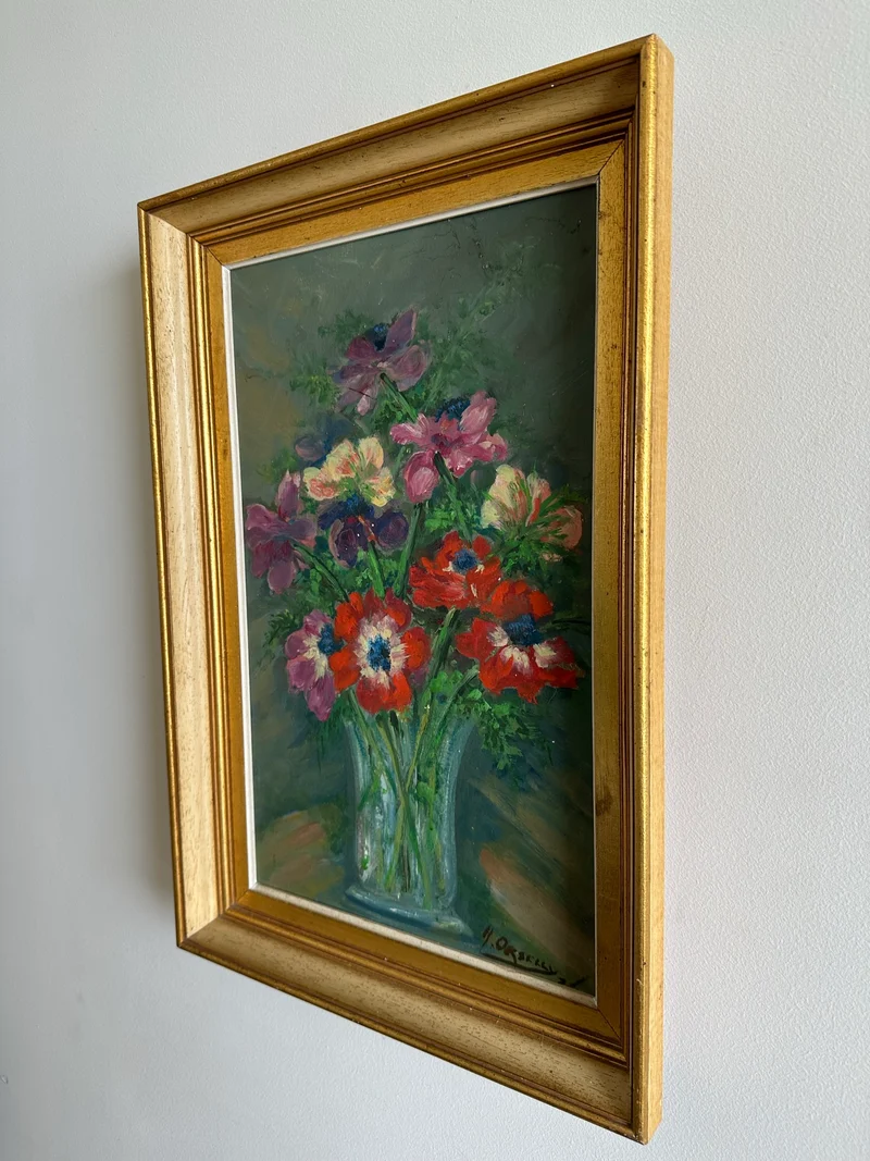 Bouquet de fleurs rouges violettes et rose pâle dans un vase cadre profond