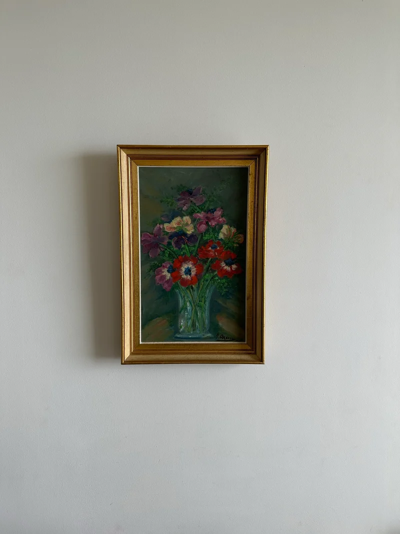 Bouquet de fleurs rouges violettes et rose pâle dans un vase cadre profond