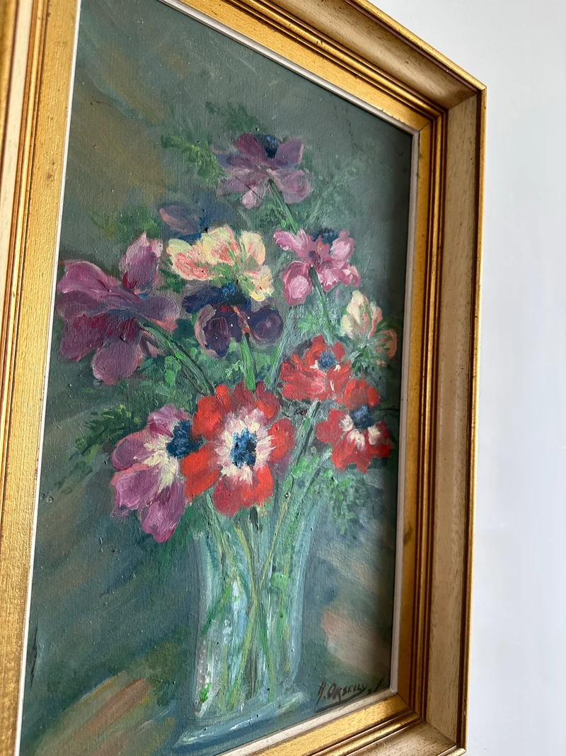 Bouquet de fleurs rouges violettes et rose pâle dans un vase cadre profond