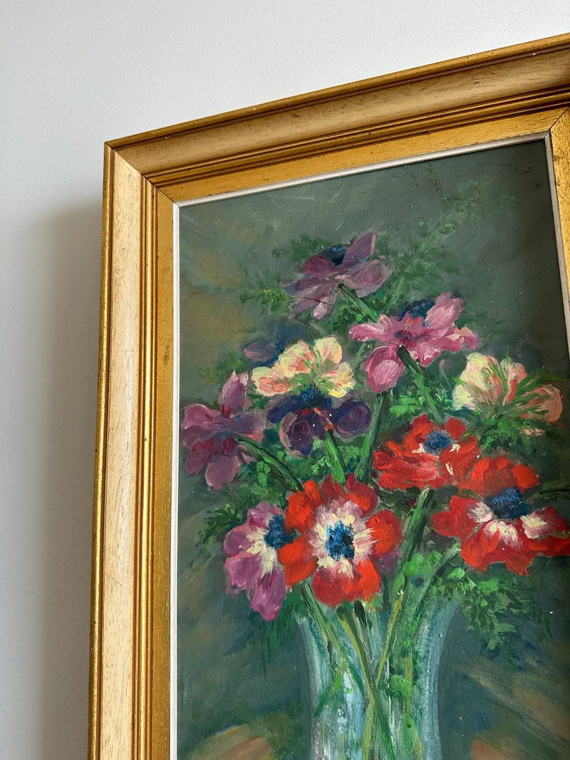 Bouquet de fleurs rouges violettes et rose pâle dans un vase cadre profond