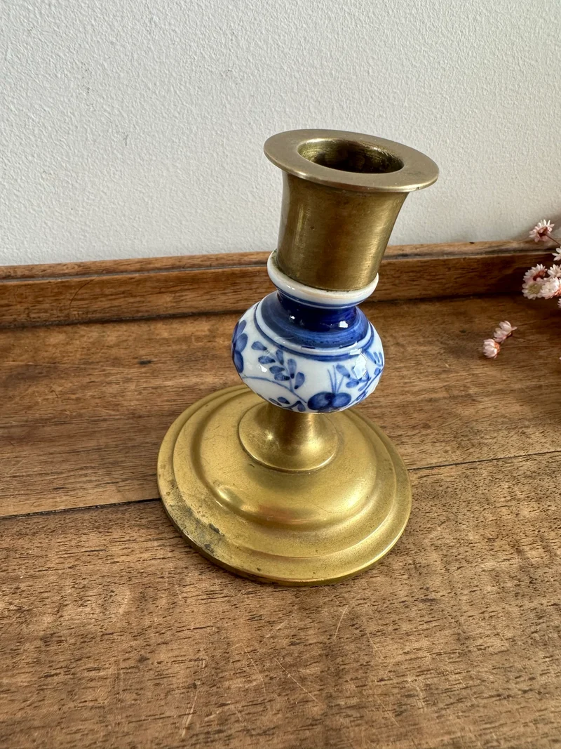 Bougeoir en laiton et porcelaine peinte