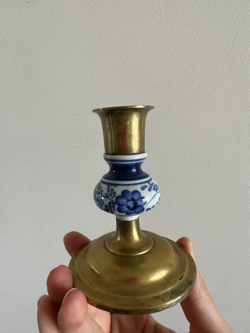 Bougeoir en laiton et porcelaine peinte