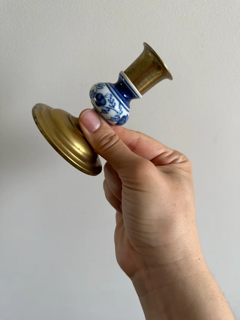 Bougeoir en laiton et porcelaine peinte
