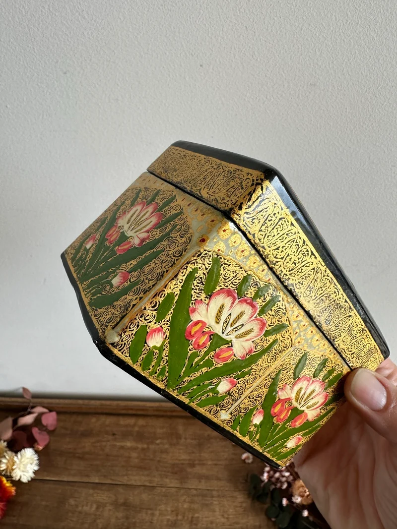 Boite en bois peinte à la main origine anglaise des Indes