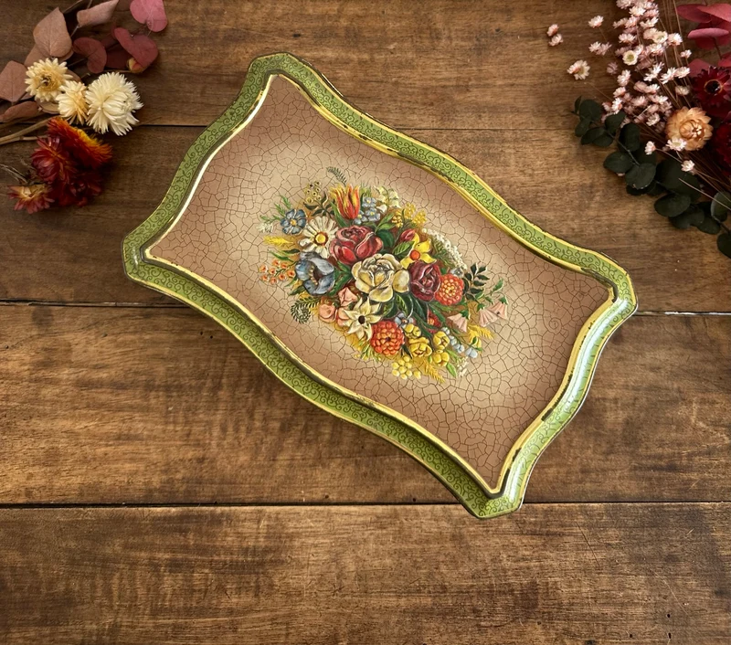 Boite en métal motifs fleurs bordures vertes