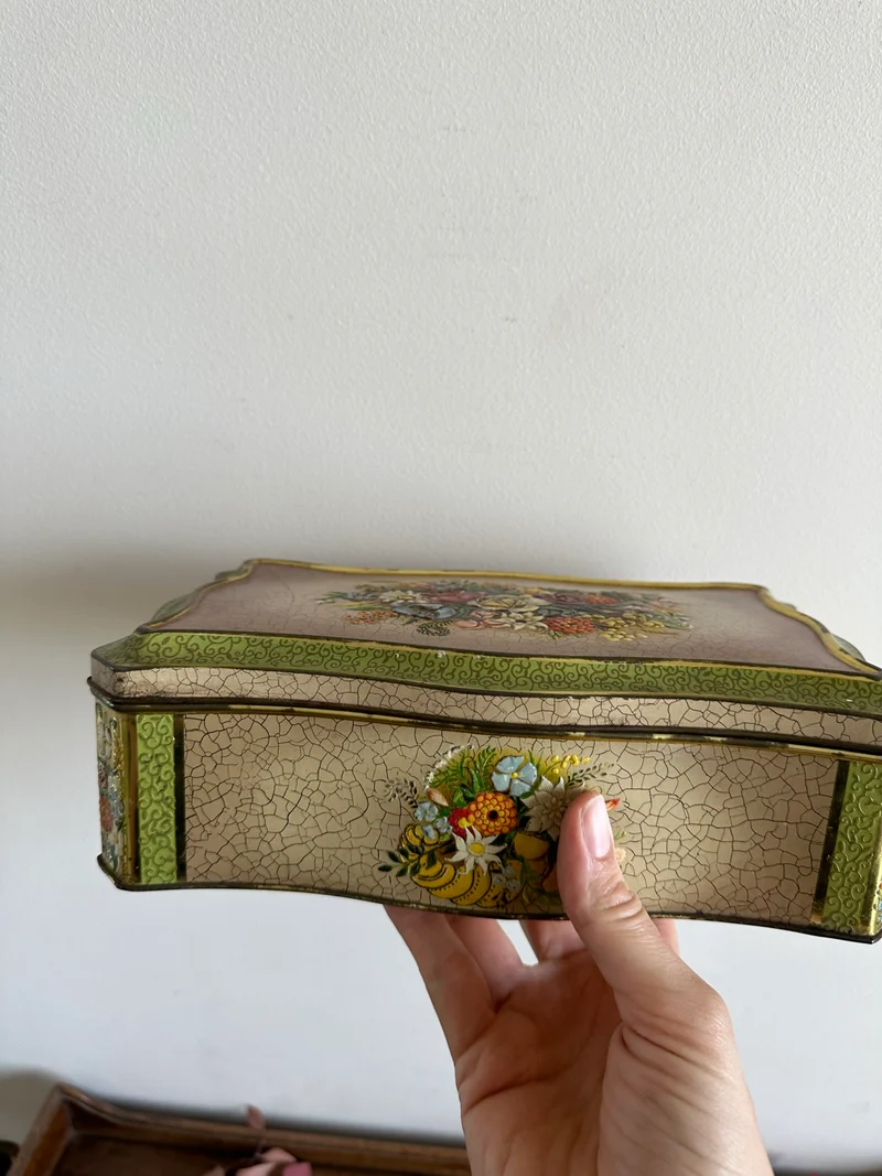 Boite en métal motifs fleurs bordures vertes