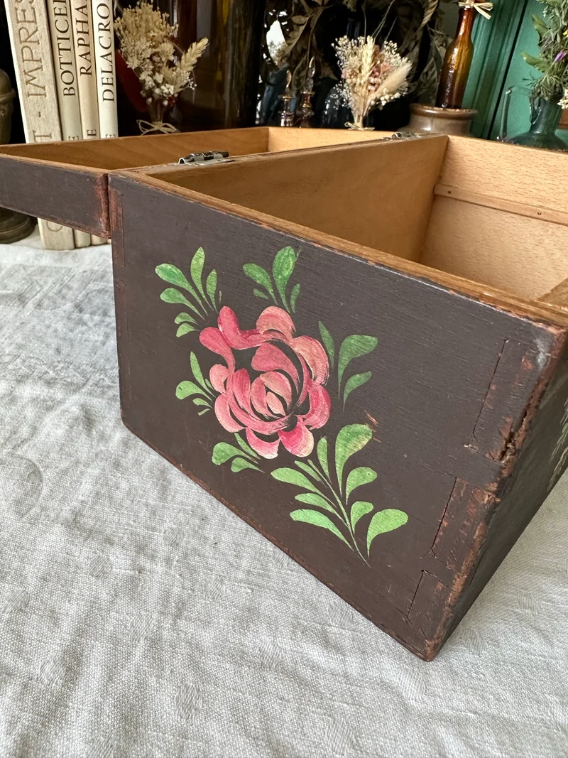 Boite en bois marron foncé peinte à la main décorée de fleurs