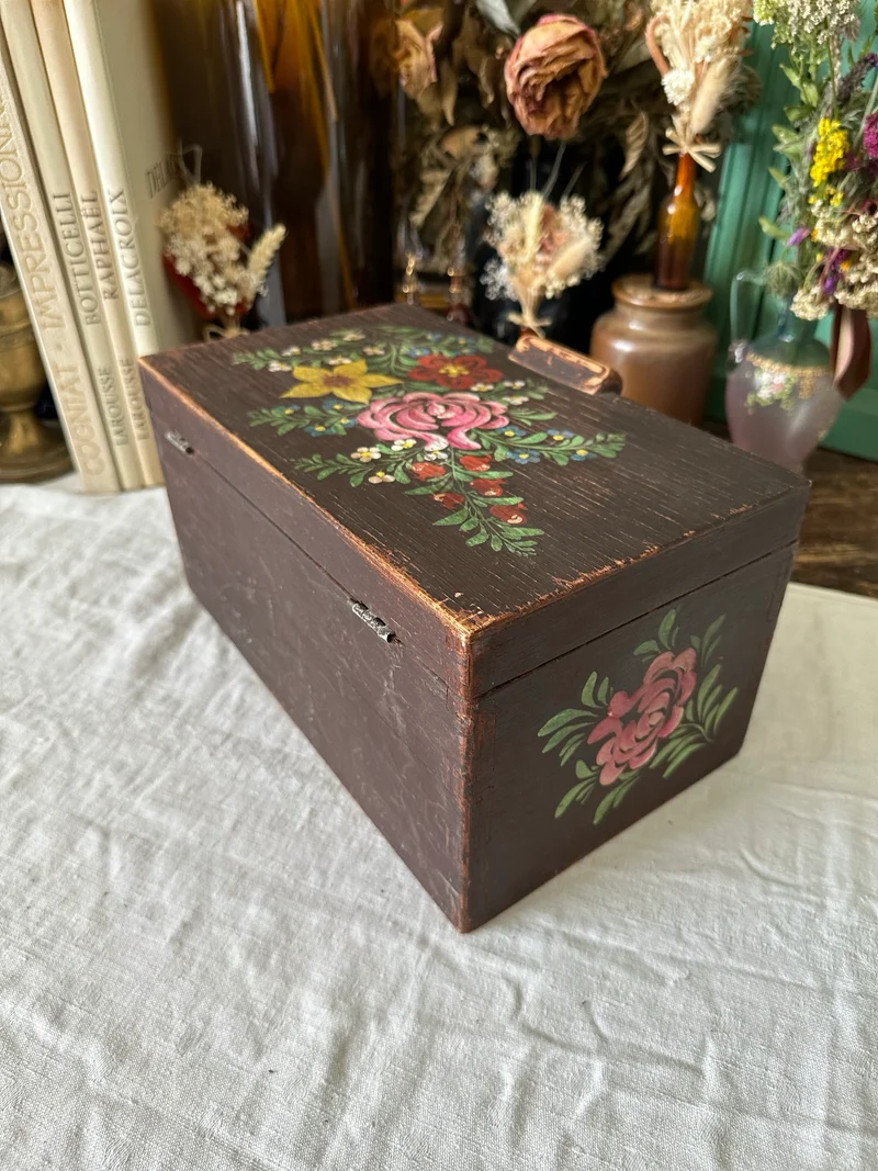 Boite en bois marron foncé peinte à la main décorée de fleurs