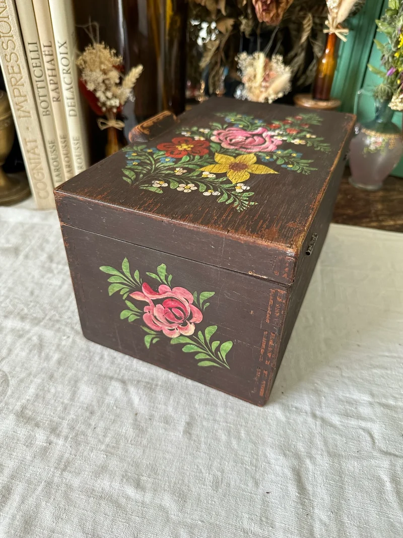 Boite en bois marron foncé peinte à la main décorée de fleurs
