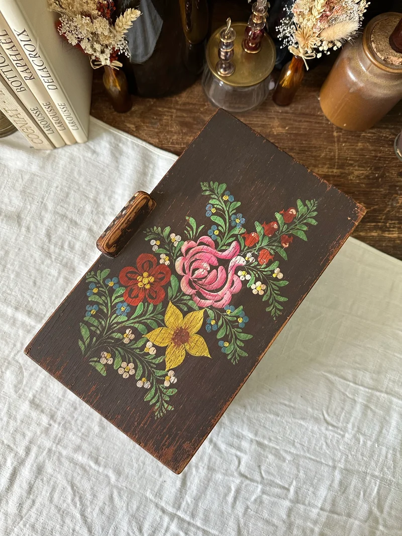 Boite en bois marron foncé peinte à la main décorée de fleurs