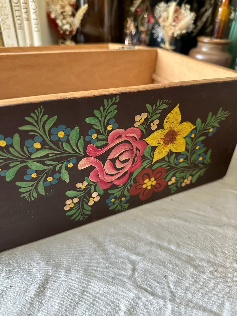 Boite en bois marron foncé peinte à la main décorée de fleurs