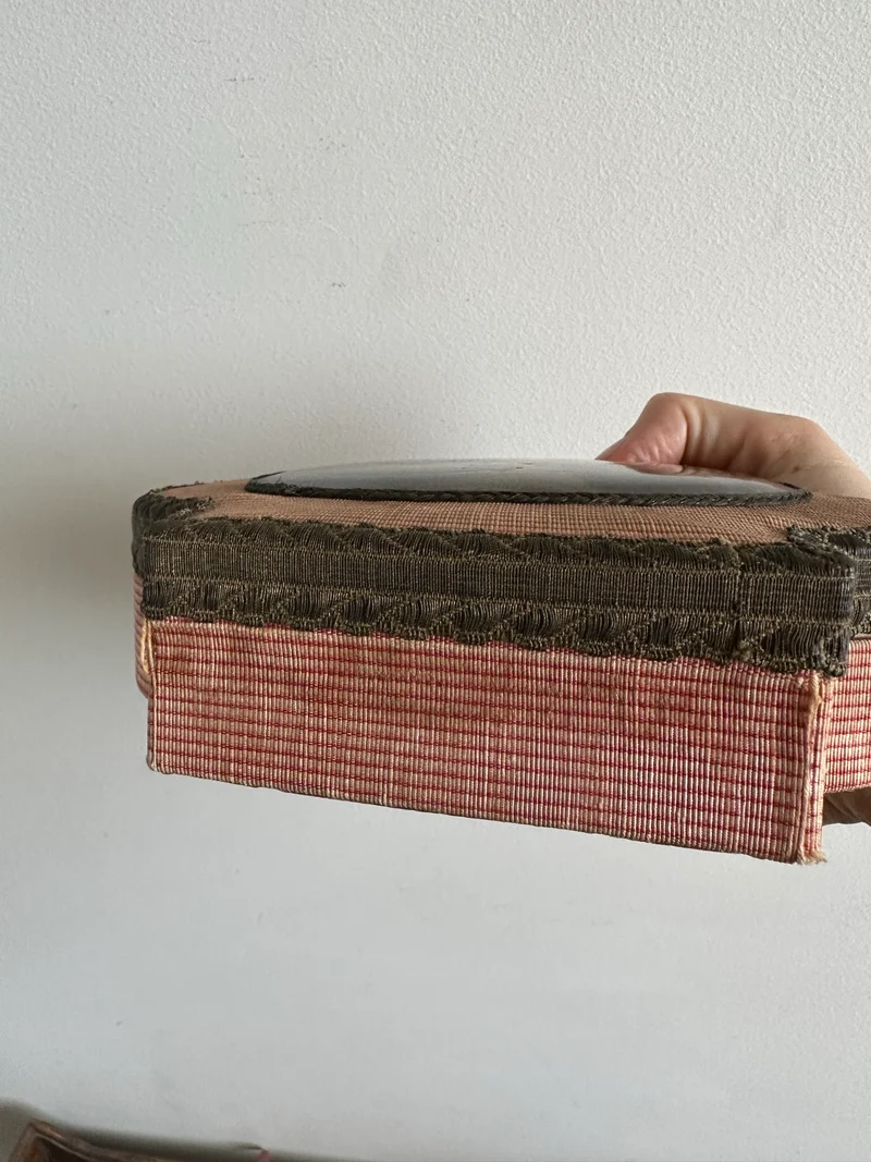 Boite à bijoux en tissu medaillon jeune fille 19ème