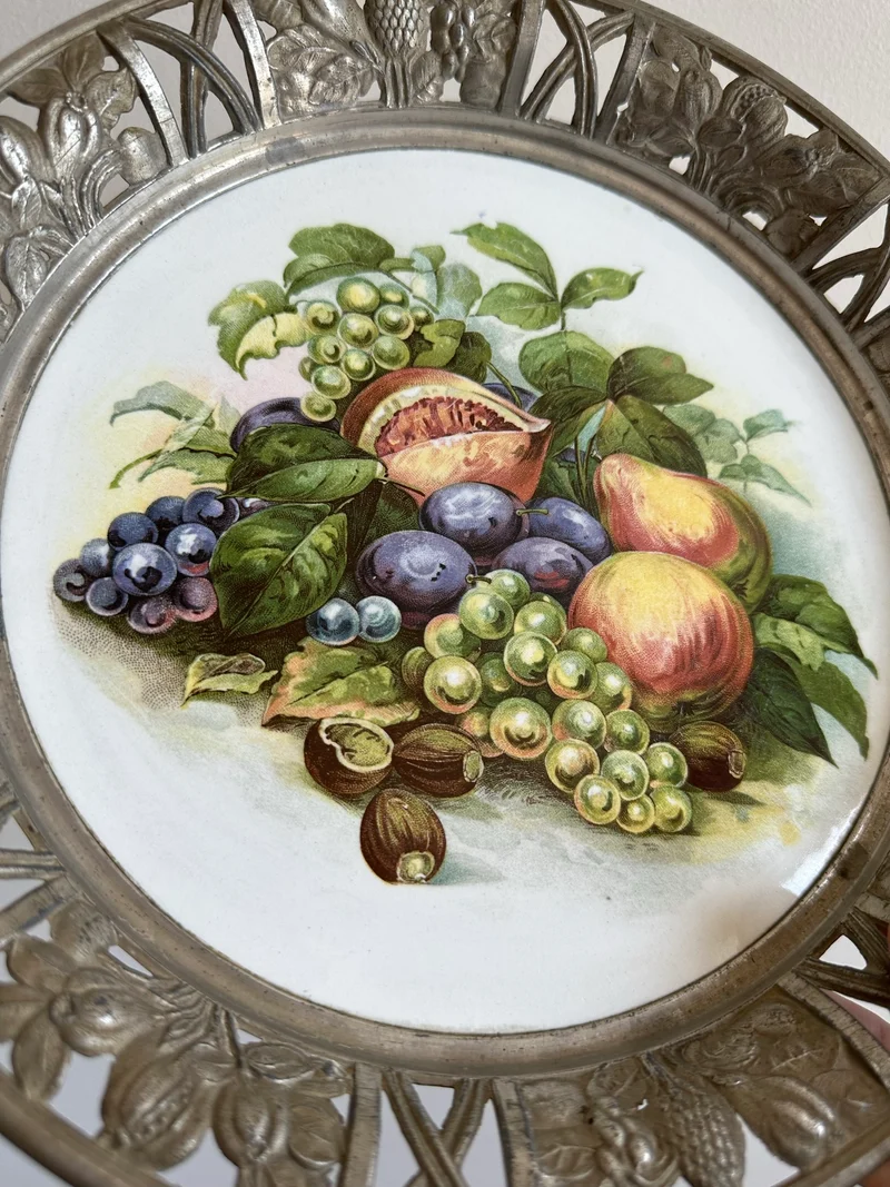 Assiette corbeille à fruits cerclée d'étain nature morte