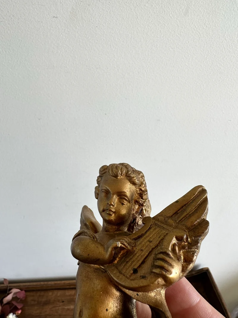 Angelot musicien lyre en plâtre doré