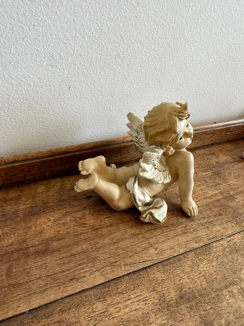 Angelot en plâtre sur le ventre