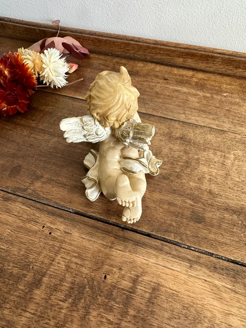 Angelot en plâtre sur le ventre