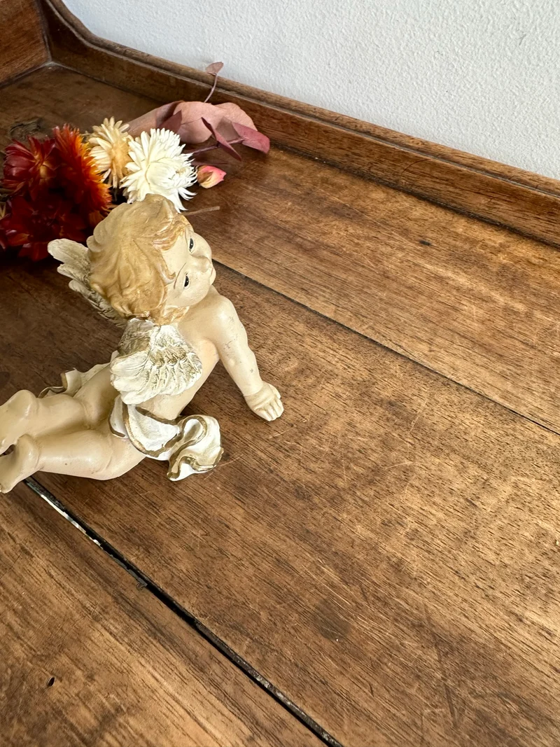 Angelot en plâtre sur le ventre