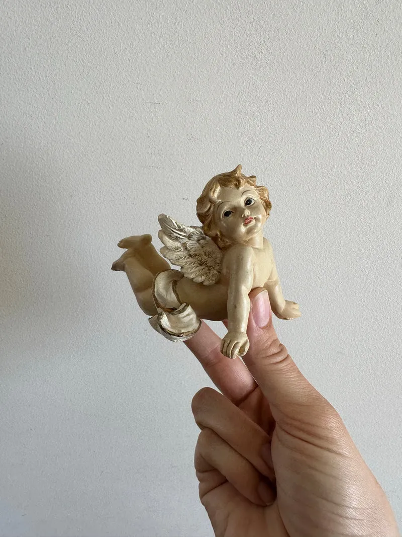 Angelot en plâtre sur le ventre