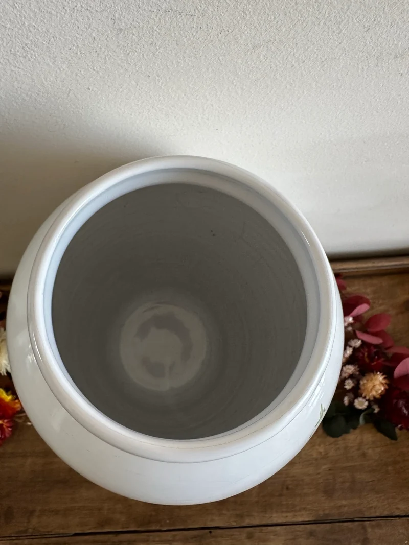 Vase en porcelaine blanche Moustier fleurs jaunes