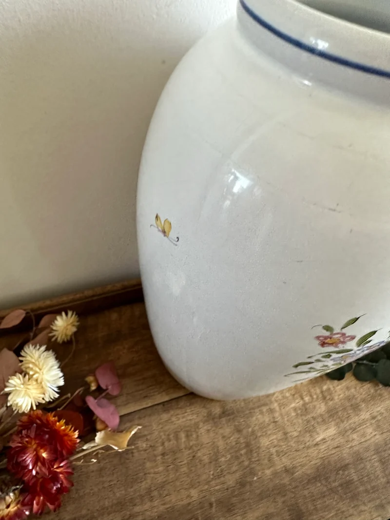 Vase en porcelaine blanche Moustier fleurs jaunes