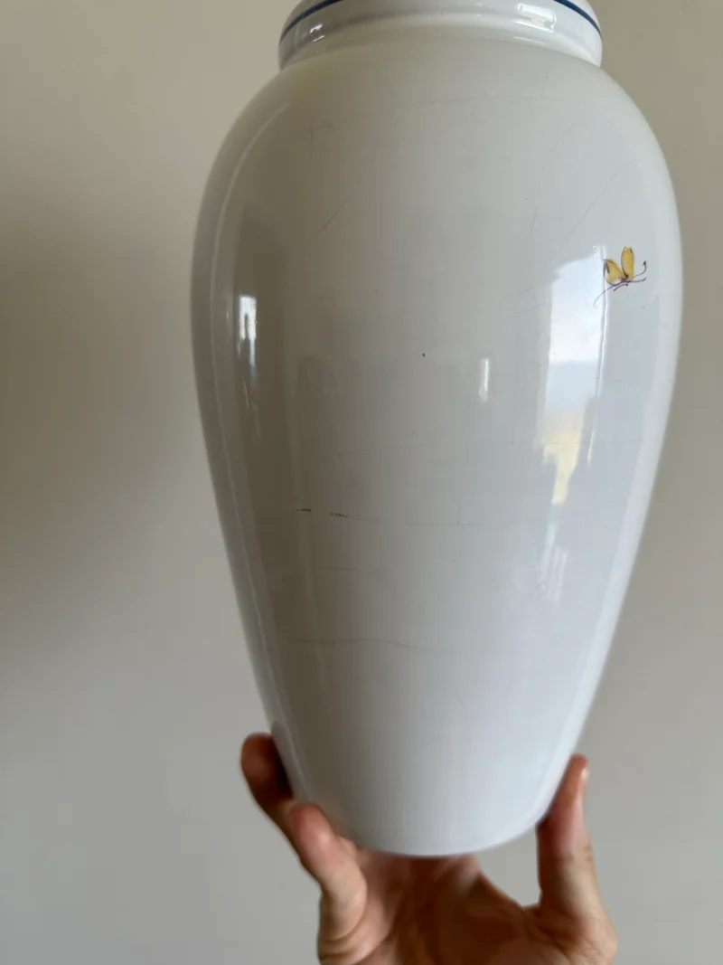 Vase en porcelaine blanche Moustier fleurs jaunes