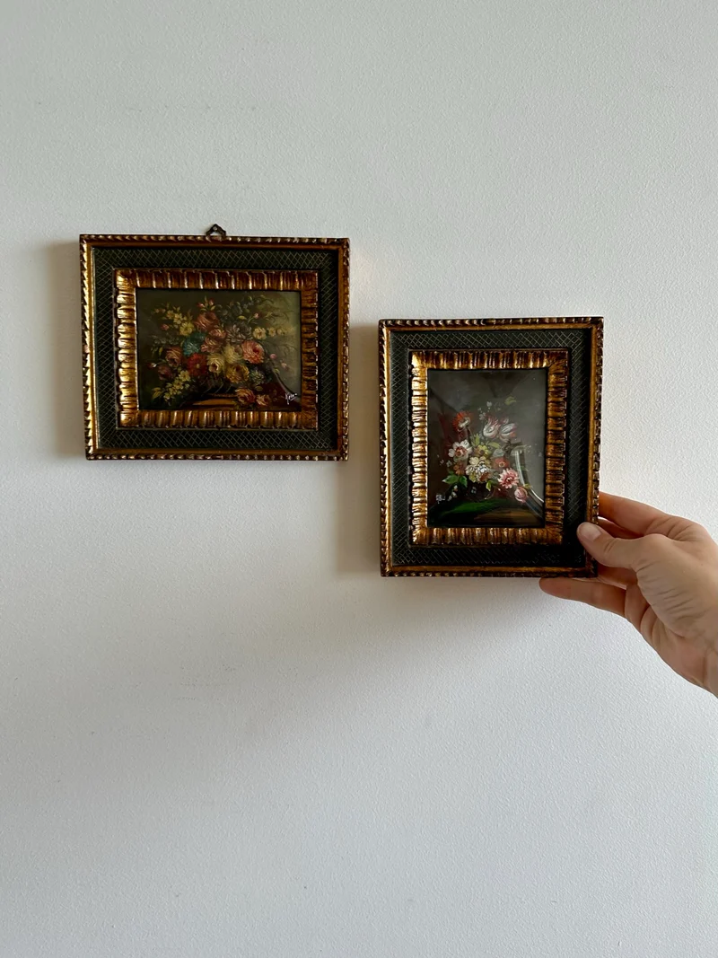 Peintures bouquets de fleurs encadrement vert et or travaillé
