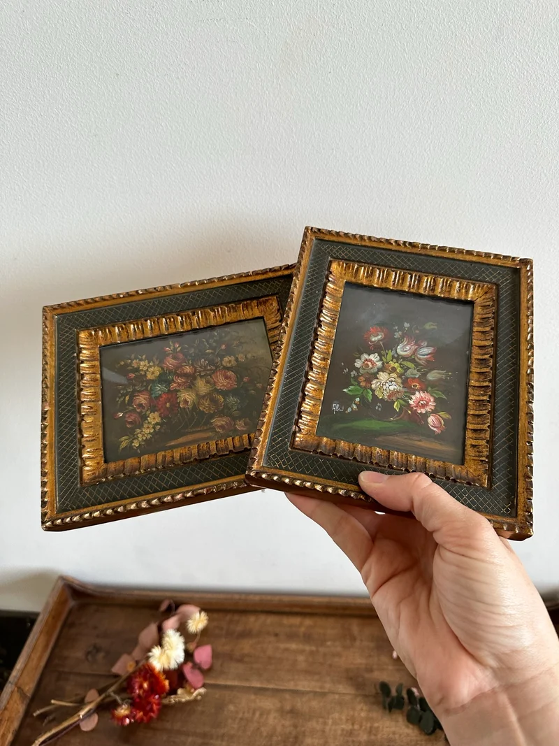 Peintures bouquets de fleurs encadrement vert et or travaillé