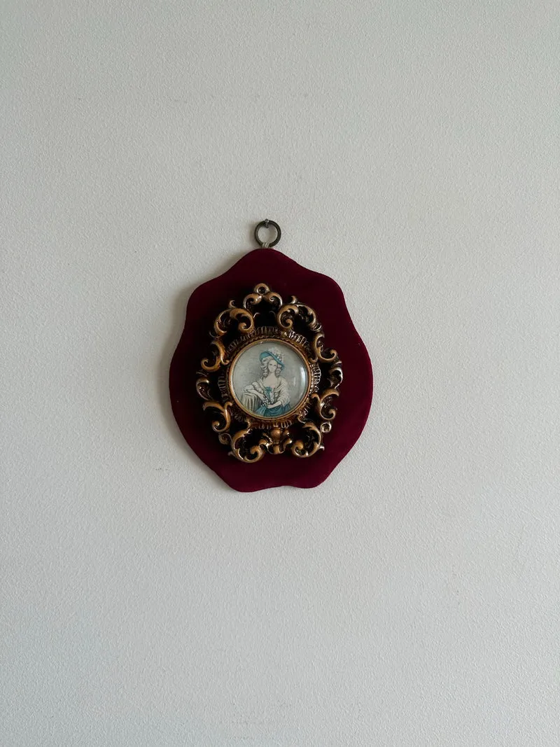 Médaillon rococo portrait d'époque sur support en velours rouge