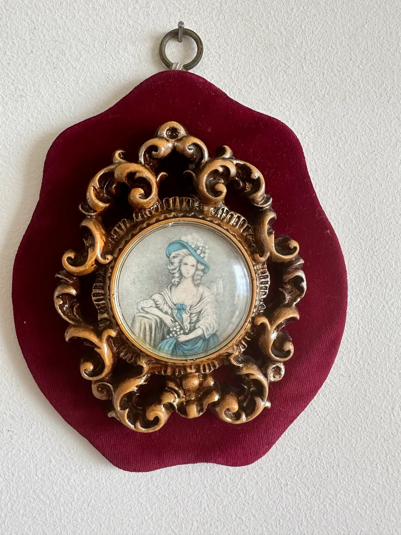 Médaillon rococo portrait d'époque sur support en velours rouge