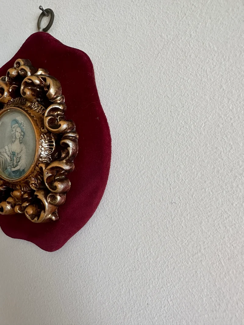 Médaillon rococo portrait d'époque sur support en velours rouge