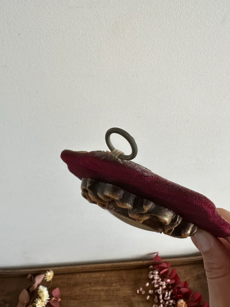 Médaillon rococo portrait d'époque sur support en velours rouge
