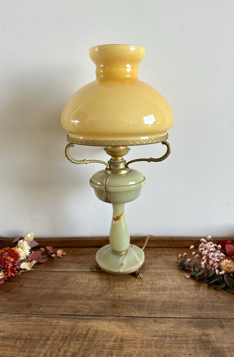 Lampe en onyx avec abat jour en opaline orangée