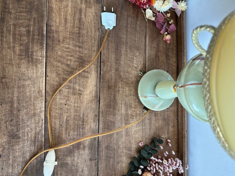 Lampe en onyx avec abat jour en opaline orangée