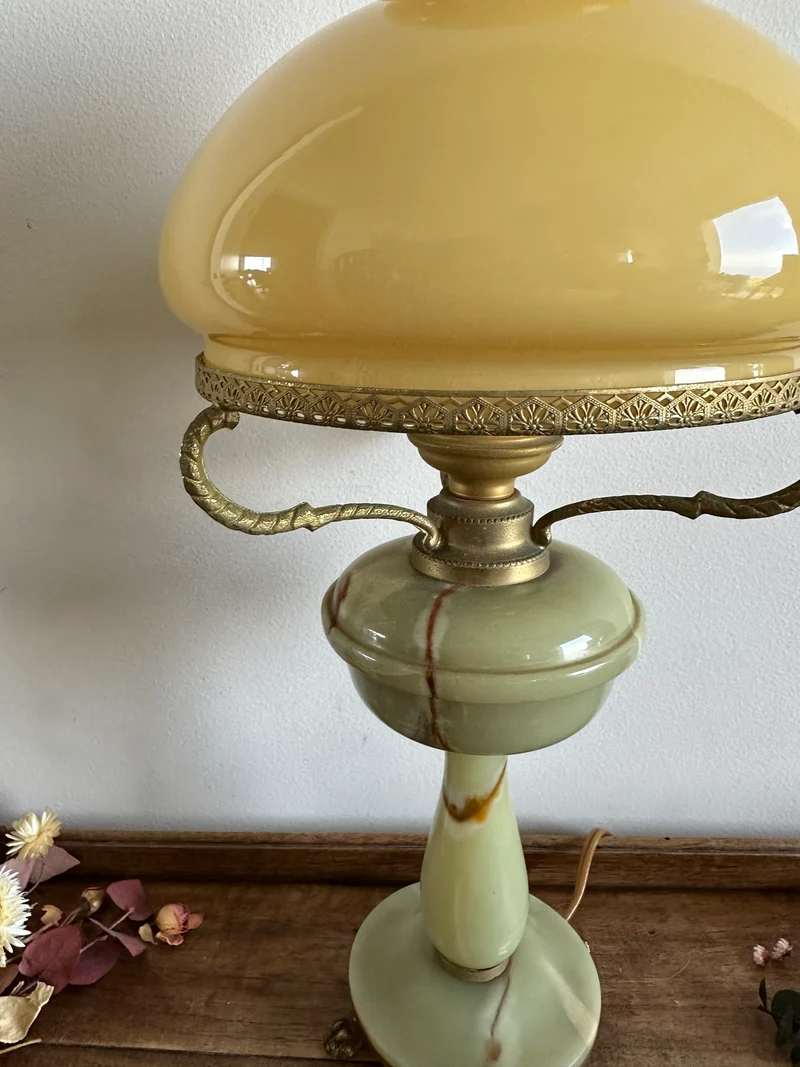 Lampe en onyx avec abat jour en opaline orangée