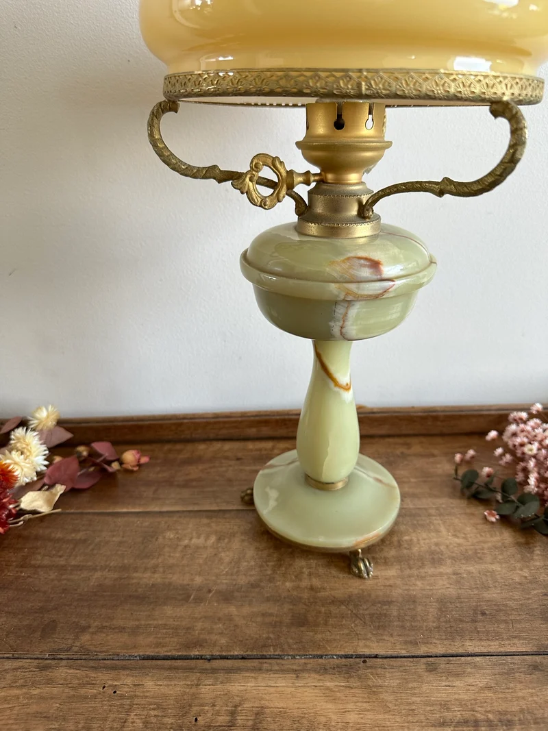 Lampe en onyx avec abat jour en opaline orangée