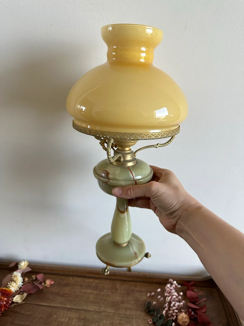 Lampe en onyx avec abat jour en opaline orangée