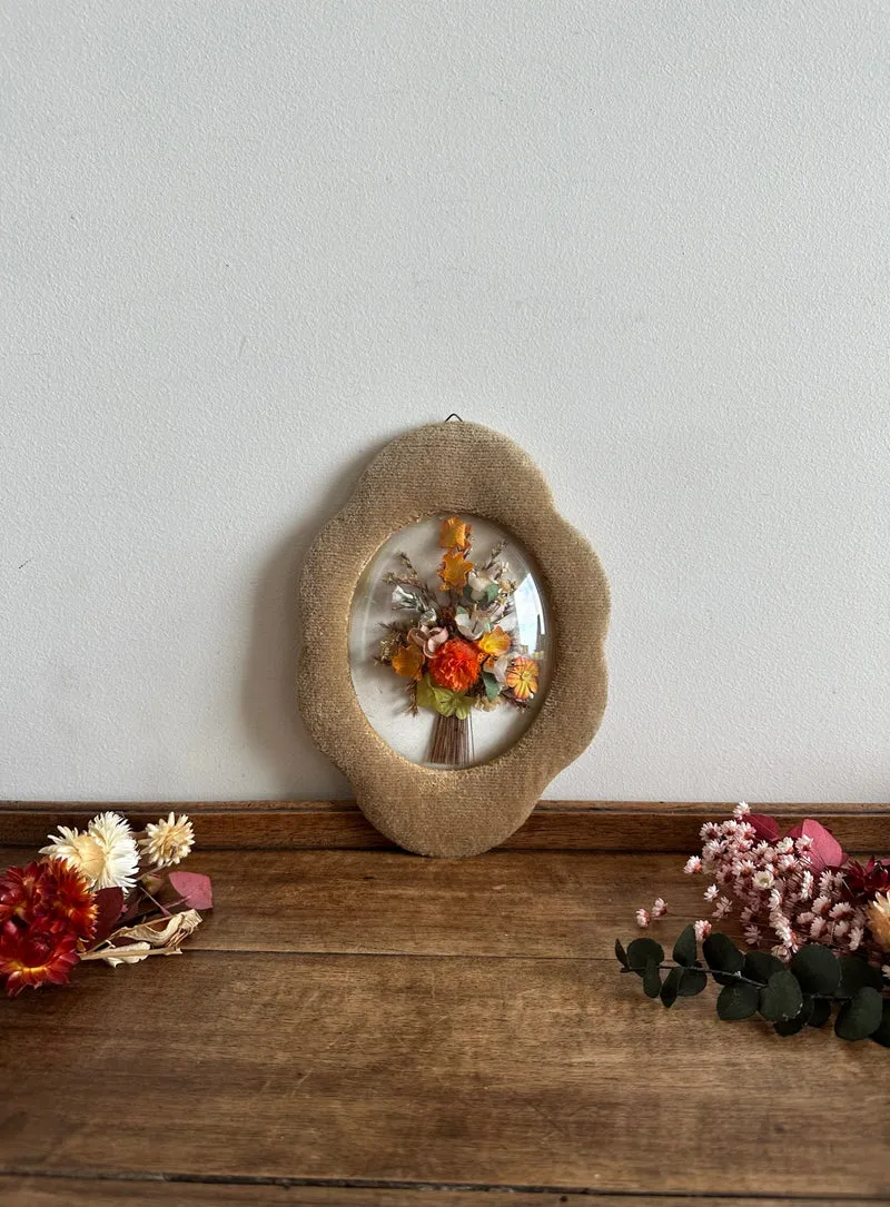 Fleurs en tissu encadrées sous verre bombé années 50