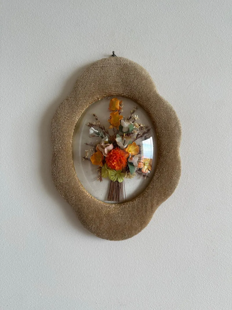 Fleurs en tissu encadrées sous verre bombé années 50