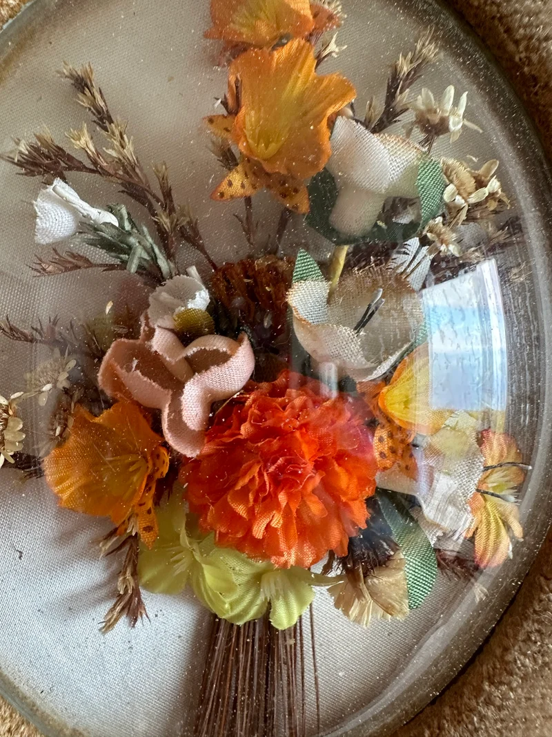 Fleurs en tissu encadrées sous verre bombé années 50