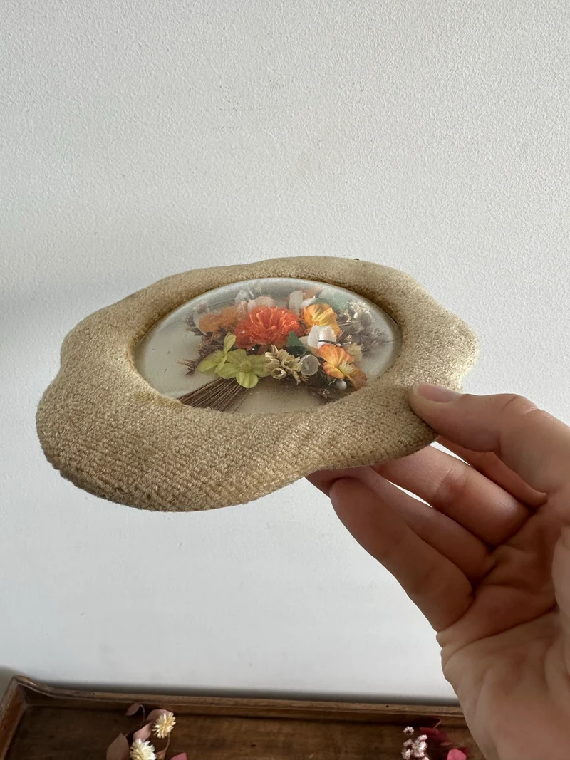 Fleurs en tissu encadrées sous verre bombé années 50