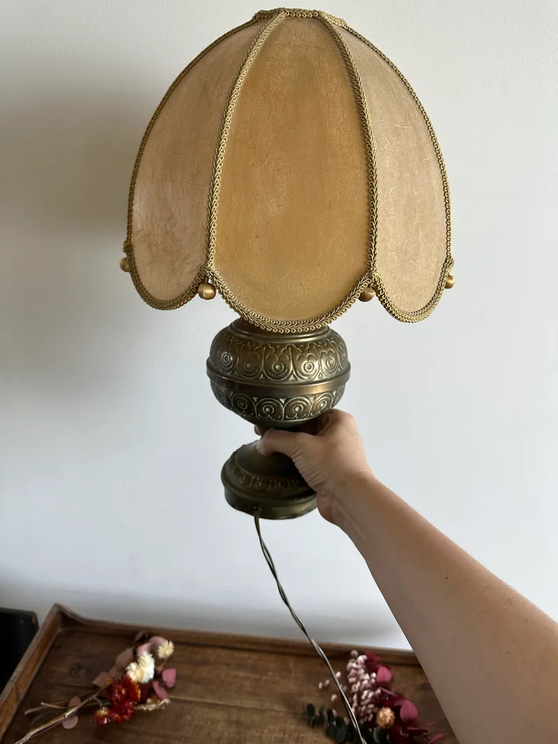 Lampe en laiton abat-jour en parchemin galon de soie