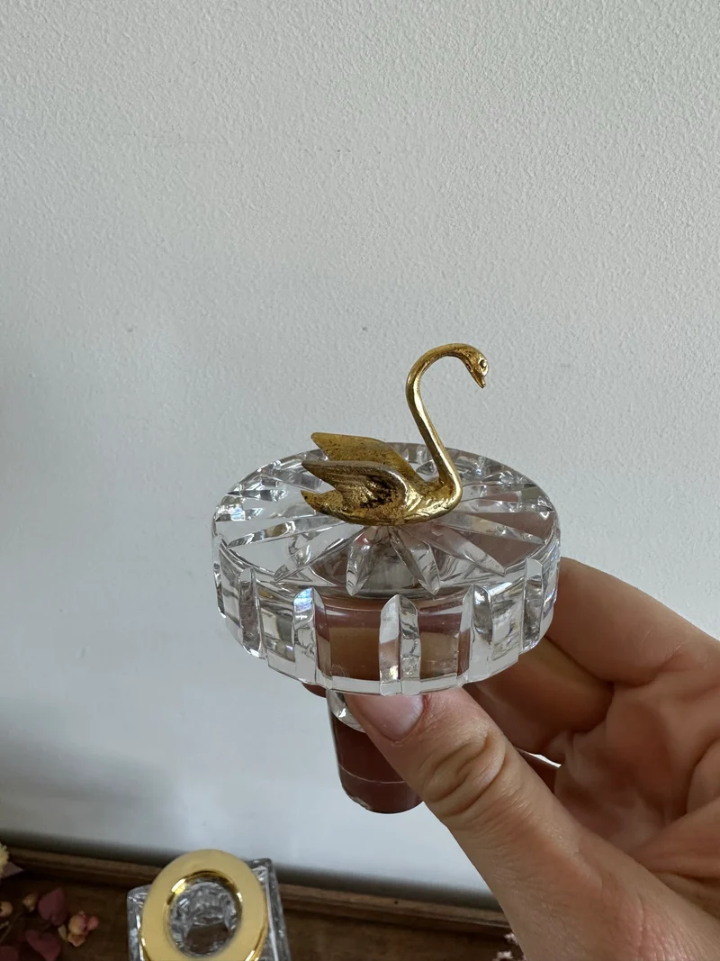 Carafe décanteur en cristal moulé bouchon cygne doré