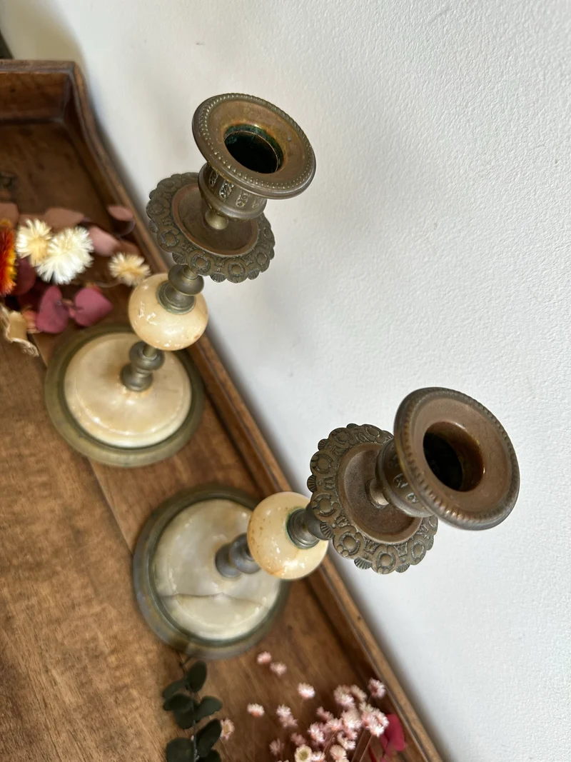 Bougeoirs en laiton et albâtre collerette