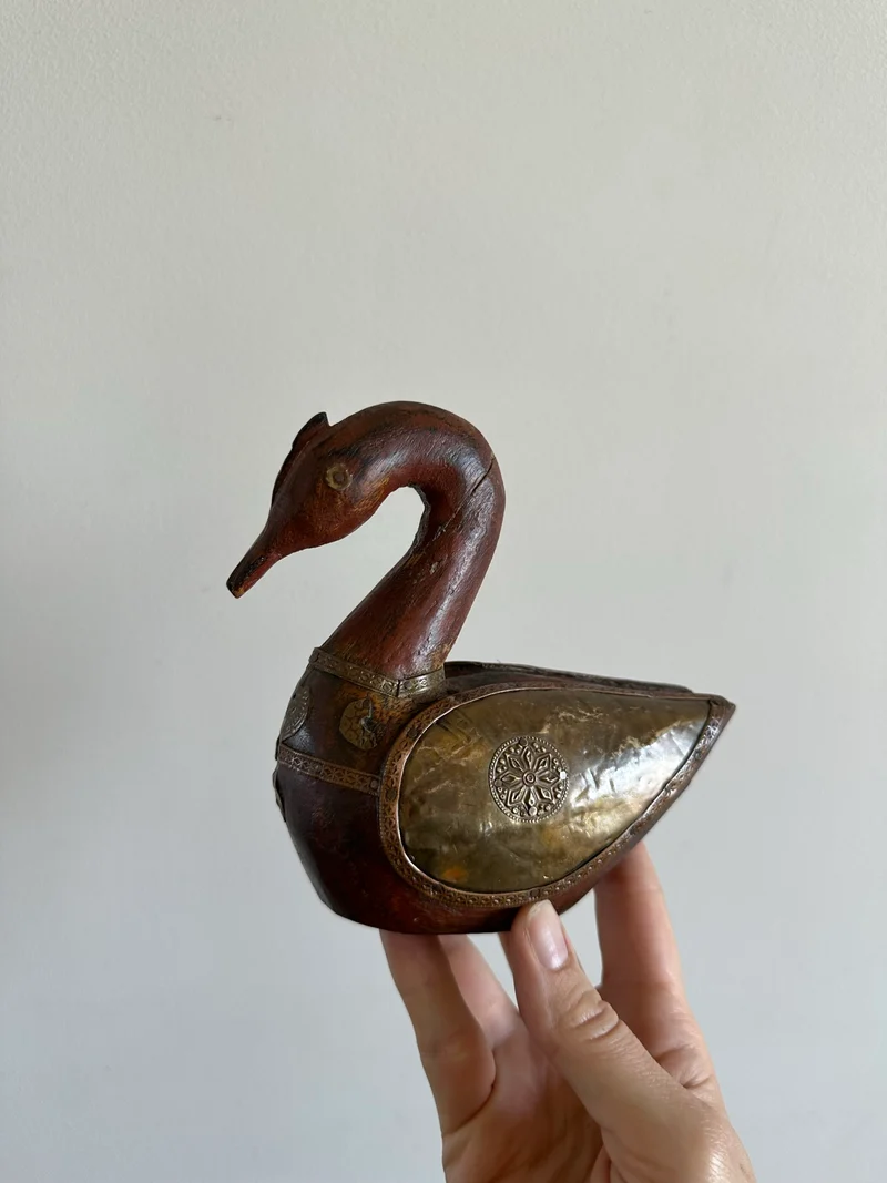 Canards et cygne en bois et laiton anciens