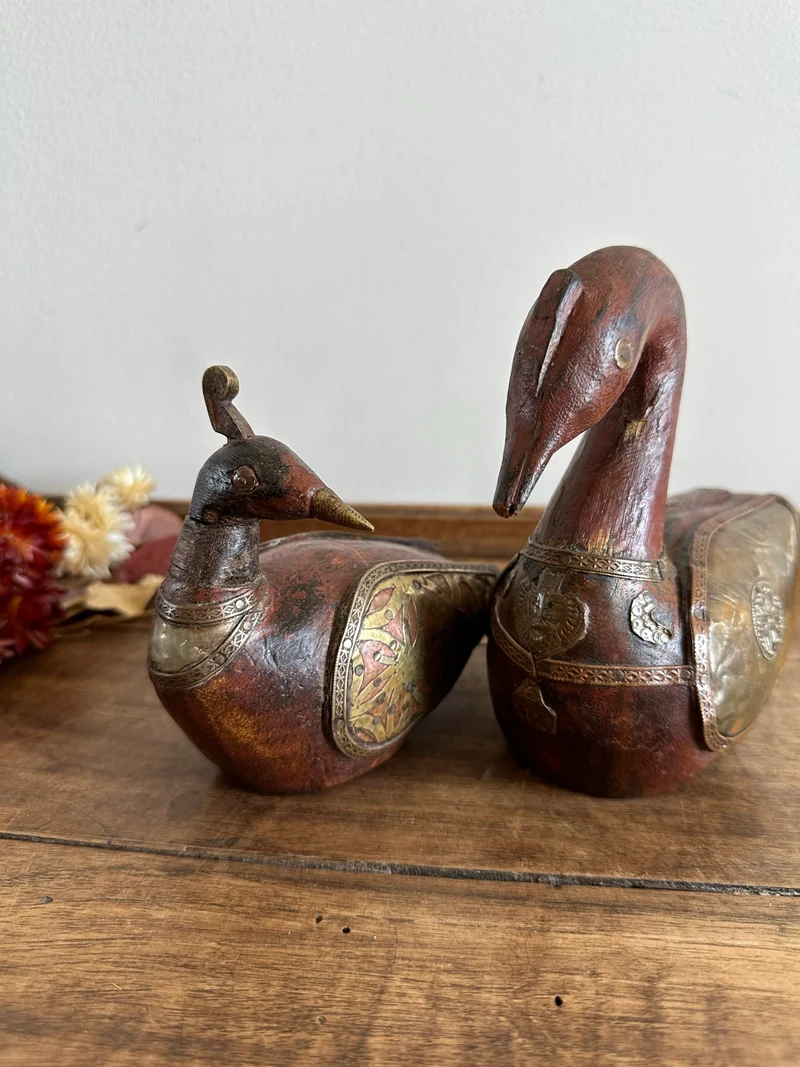 Canards et cygne en bois et laiton anciens