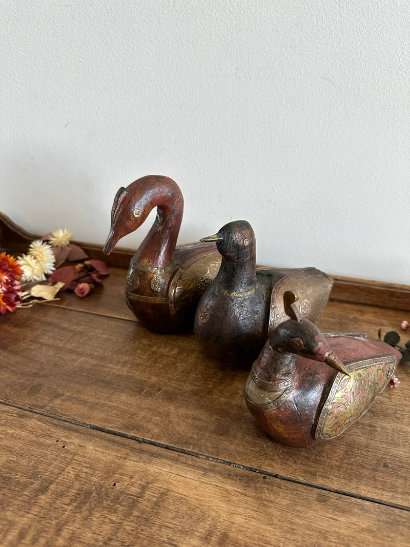 Canards et cygne en bois et laiton anciens