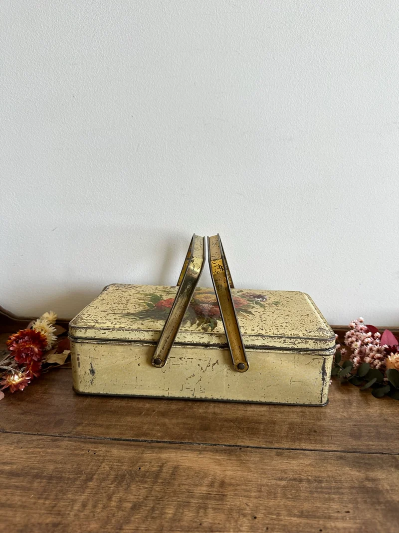 Boite en métal rectangulaire avec anses motifs fleurs