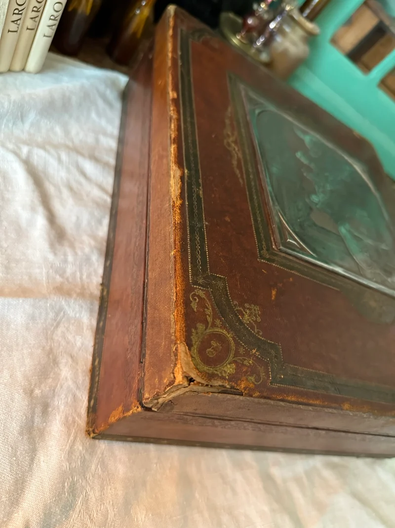 Boite recouverte de cuir avec plaque en métal argenté scène courtisane. Estimation fin 19eme - début 20ème
