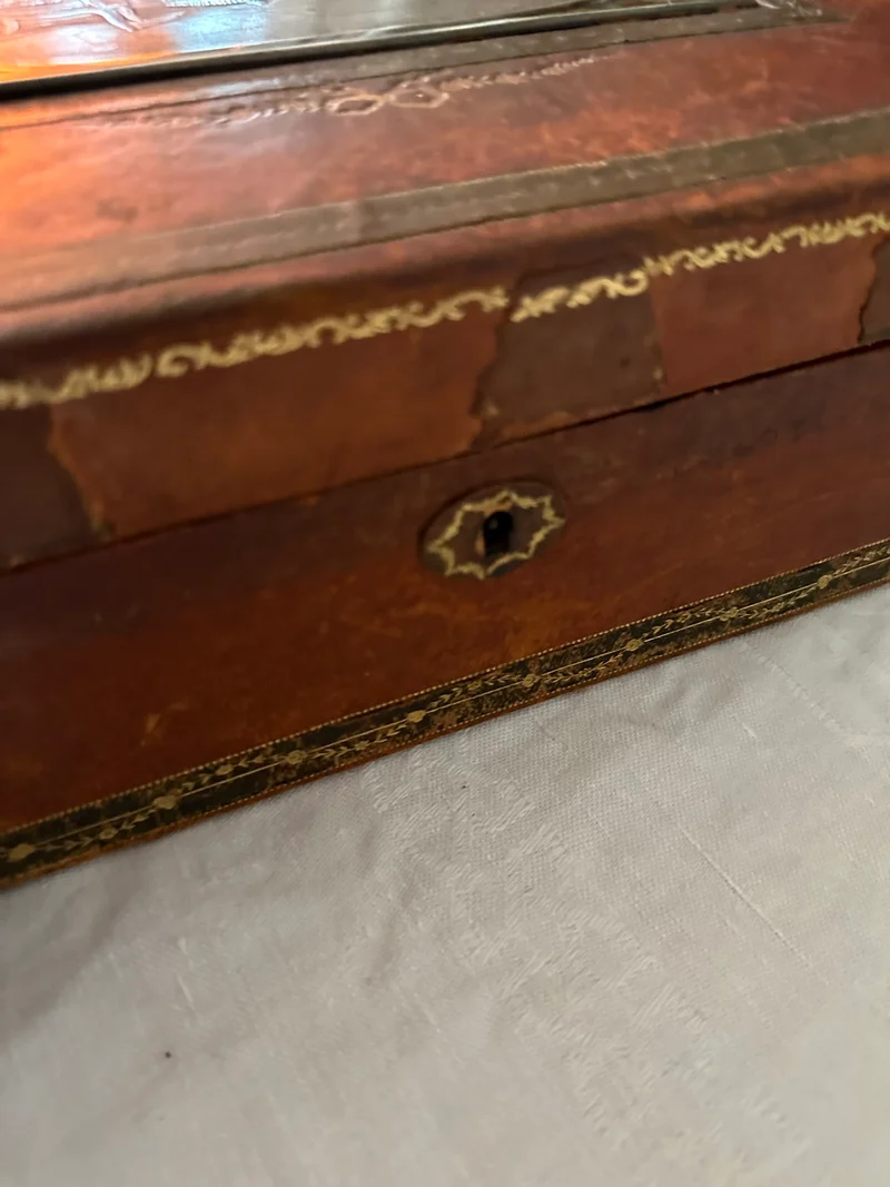 Boite recouverte de cuir avec plaque en métal argenté scène courtisane. Estimation fin 19eme - début 20ème